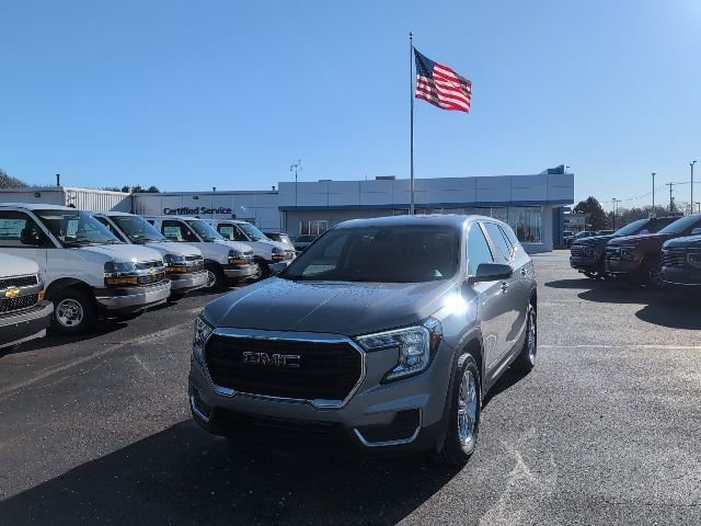 Used 2023 GMC Terrain SLE w/ LPO, Floor Liner Package FWD image 1