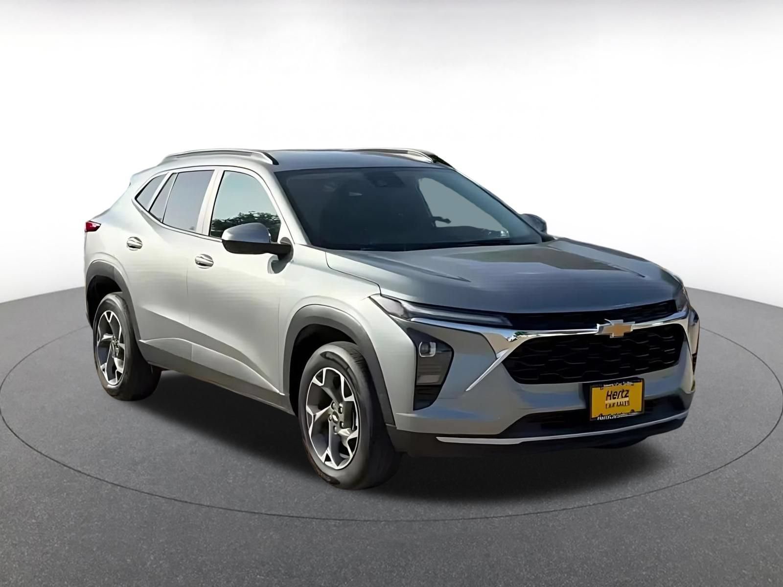 Used 2025 Chevrolet Trax LT FWD image 3