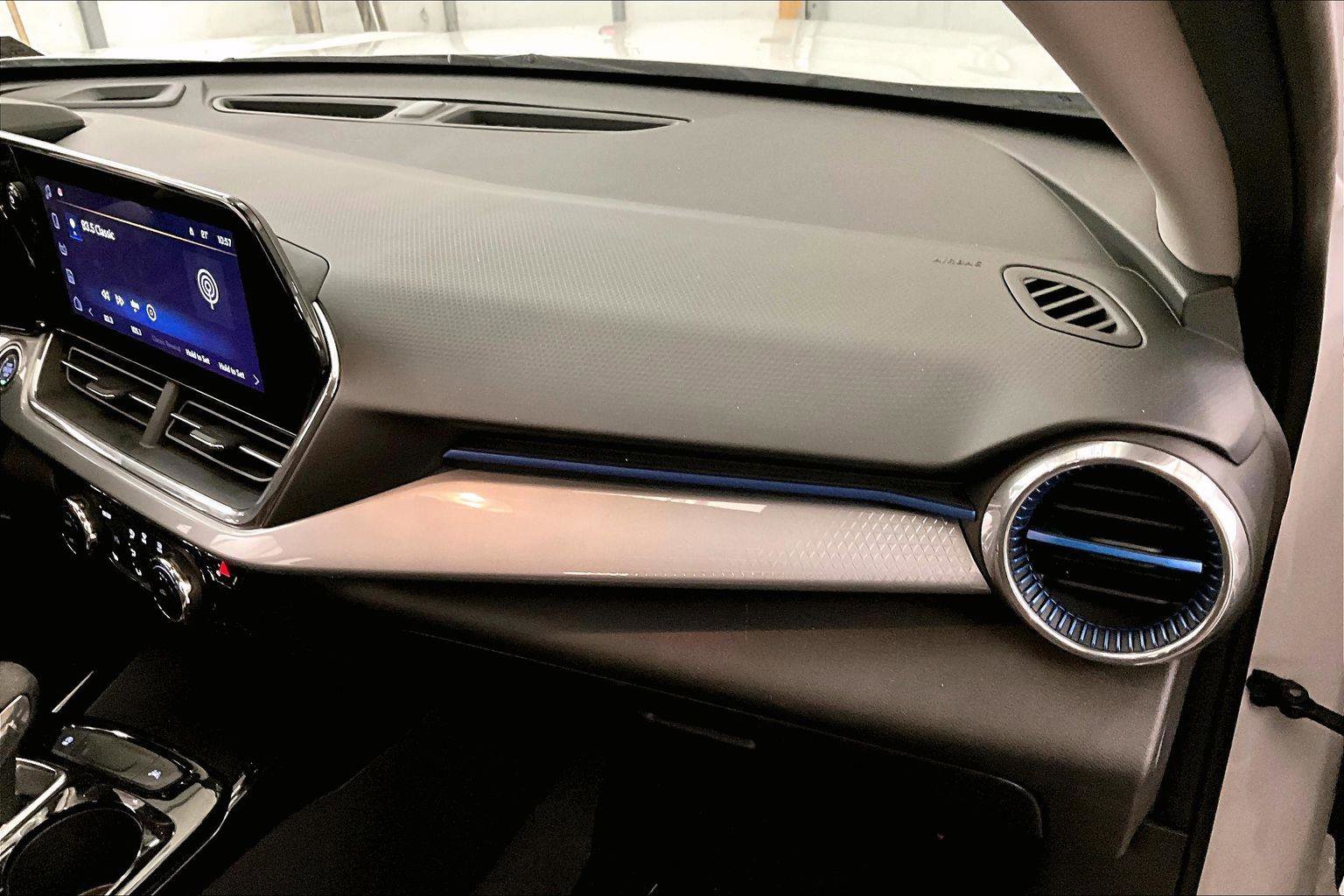 Used 2025 Chevrolet Trax LT w/ LT Convenience Package image 15