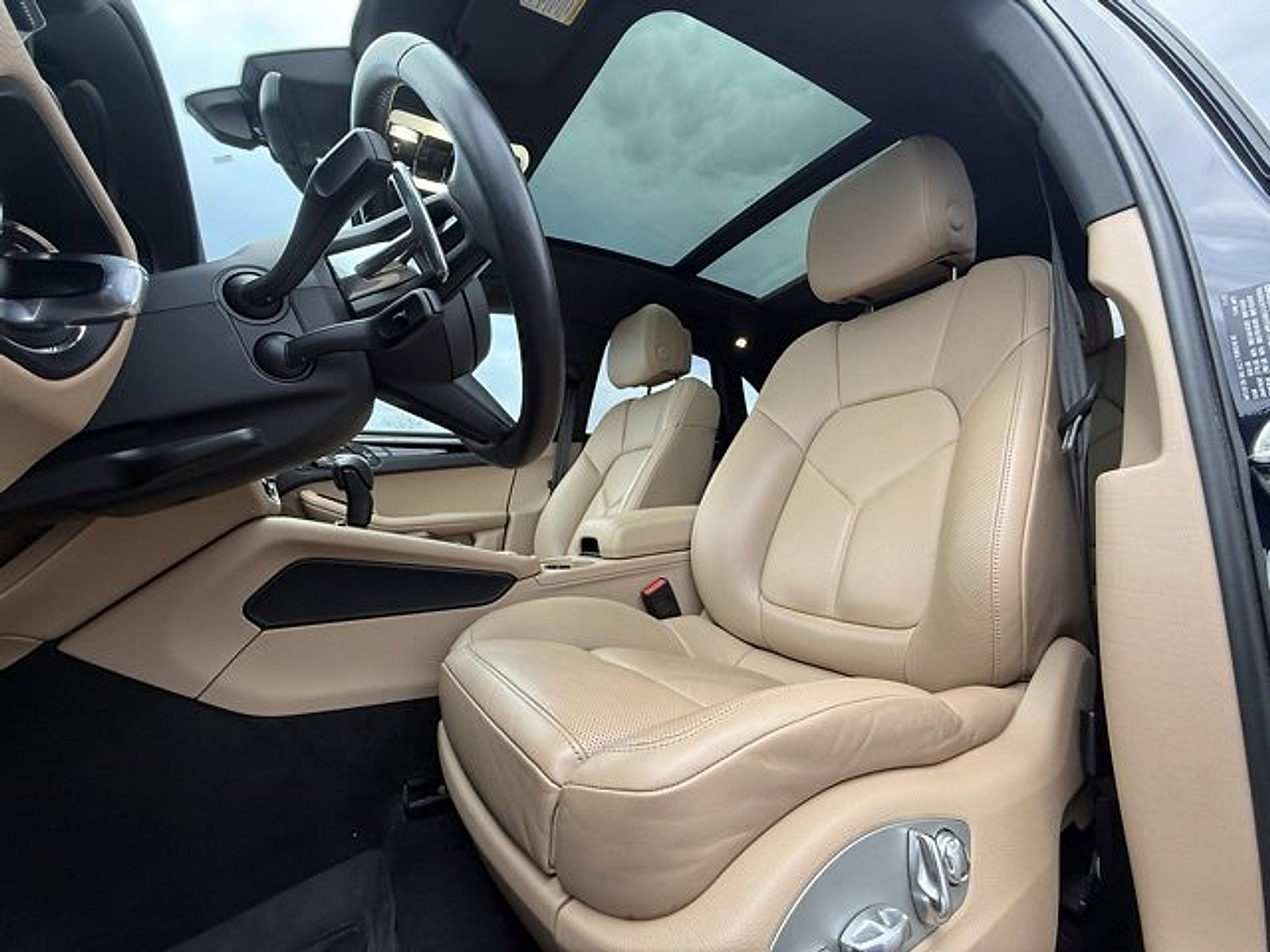 Used 2023 Porsche Macan Turbo image 22