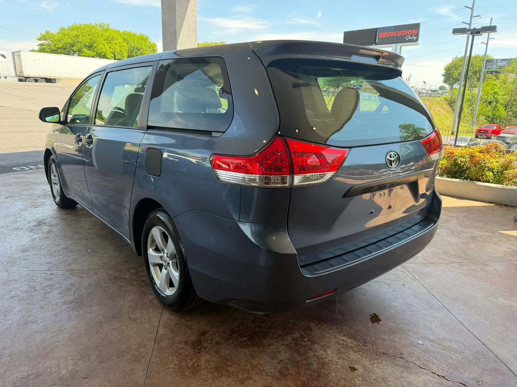 Used 2014 Toyota Sienna L FWD image 4