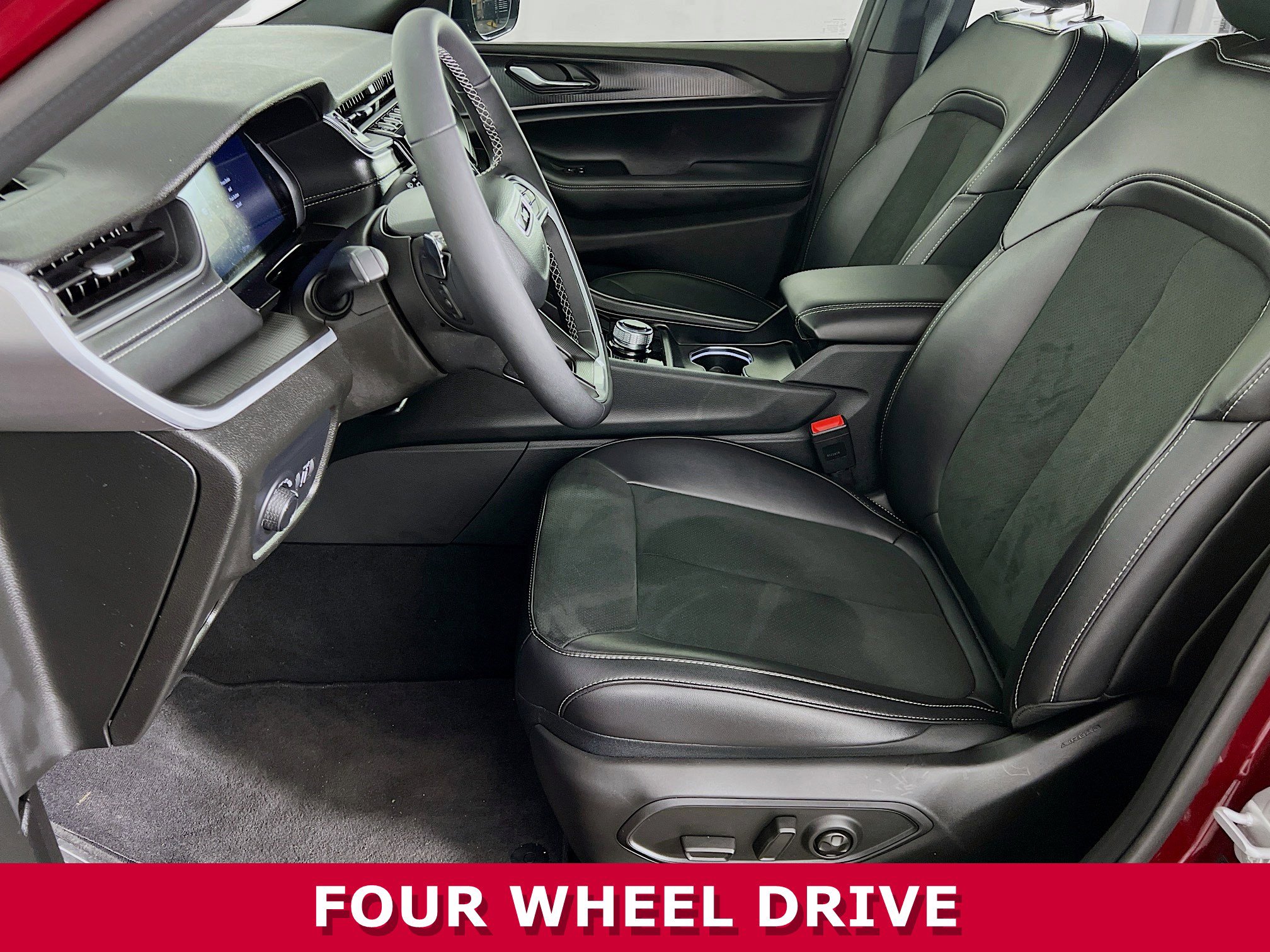 Used 2025 Jeep Grand Cherokee Altitude image 3