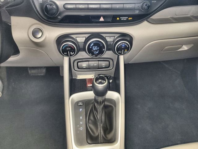 Used 2025 Hyundai Venue SEL image 19