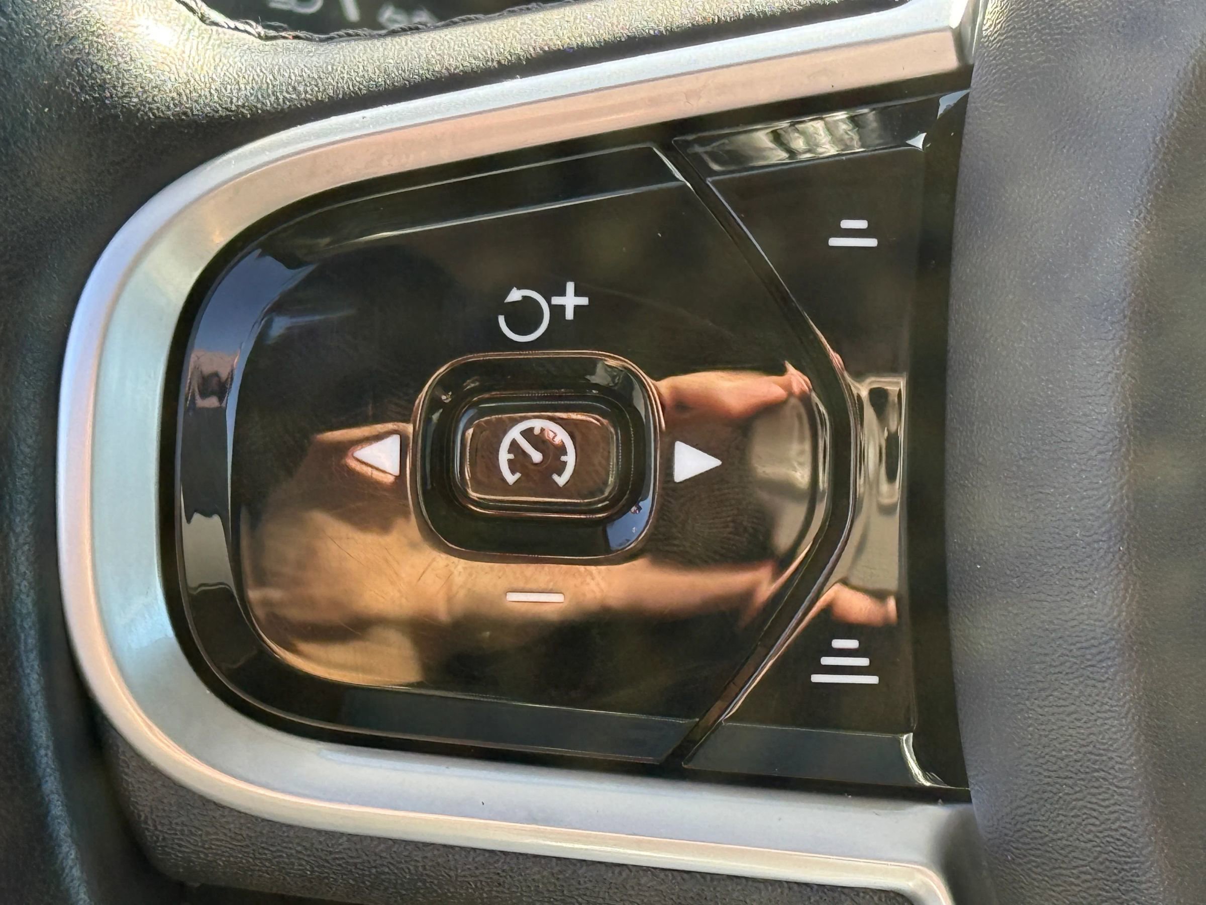 Used 2022 Volvo XC90 T5 Momentum w/ Climate Package image 12