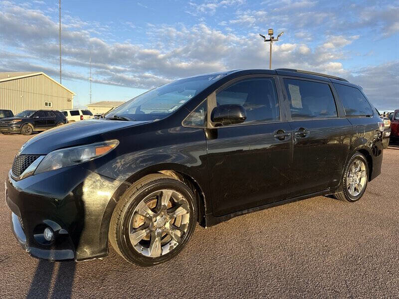 Used 2011 Toyota Sienna SE w/ Preferred Pkg image 2