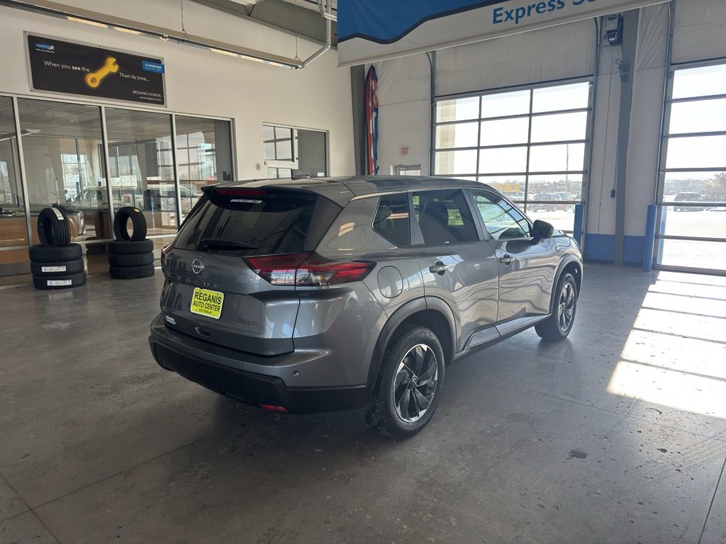Used 2024 Nissan Rogue SV AWD/4WD image 5
