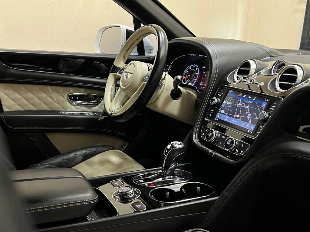 Used 2019 Bentley Bentayga image 24