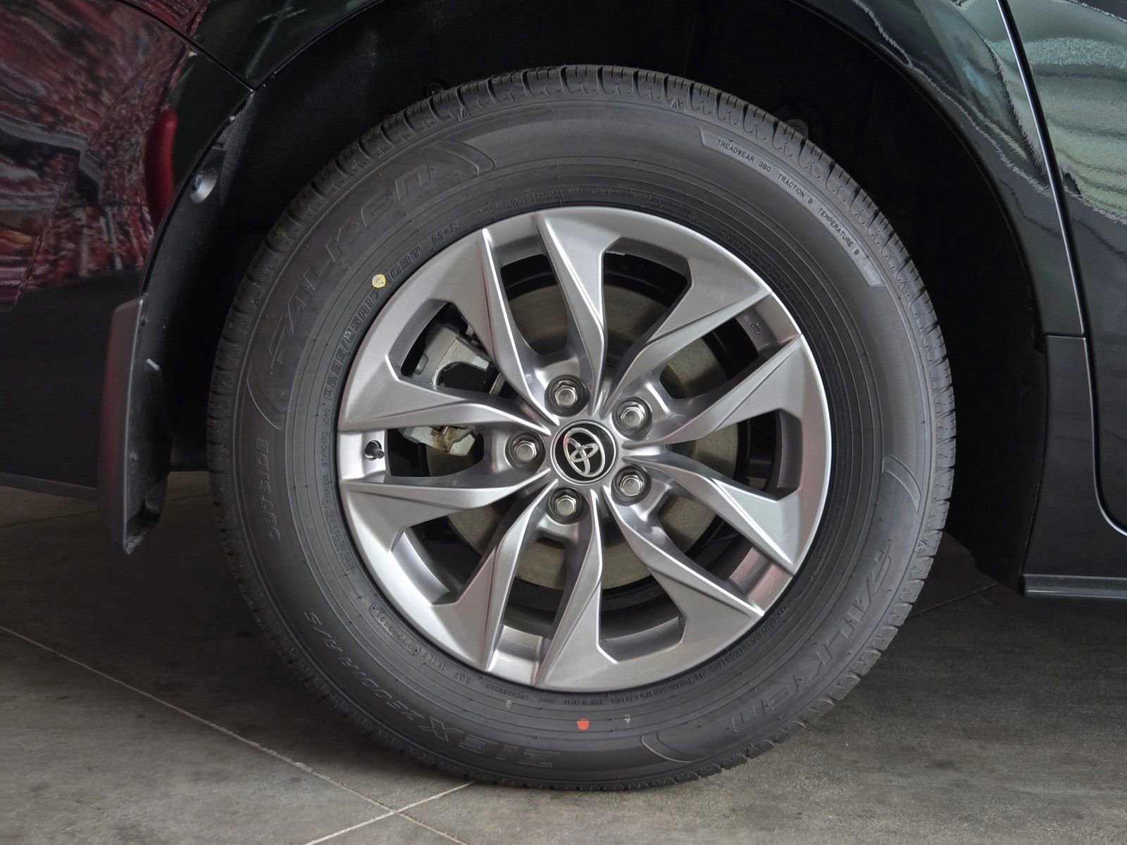 Used 2026 Toyota Sienna XLE image 5