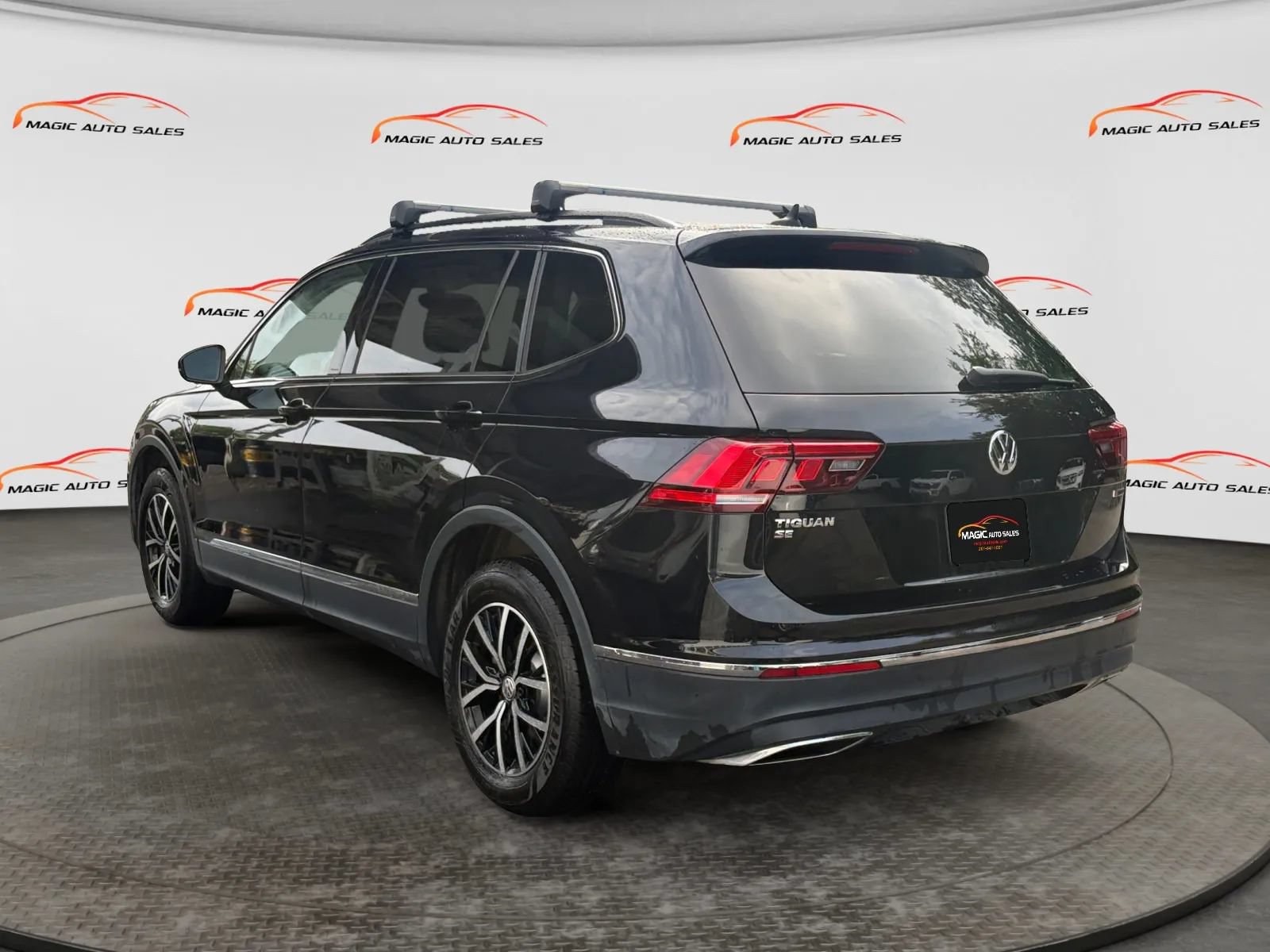 Used 2021 Volkswagen Tiguan SE w/ Panoramic Sunroof Package AWD/4WD image 8