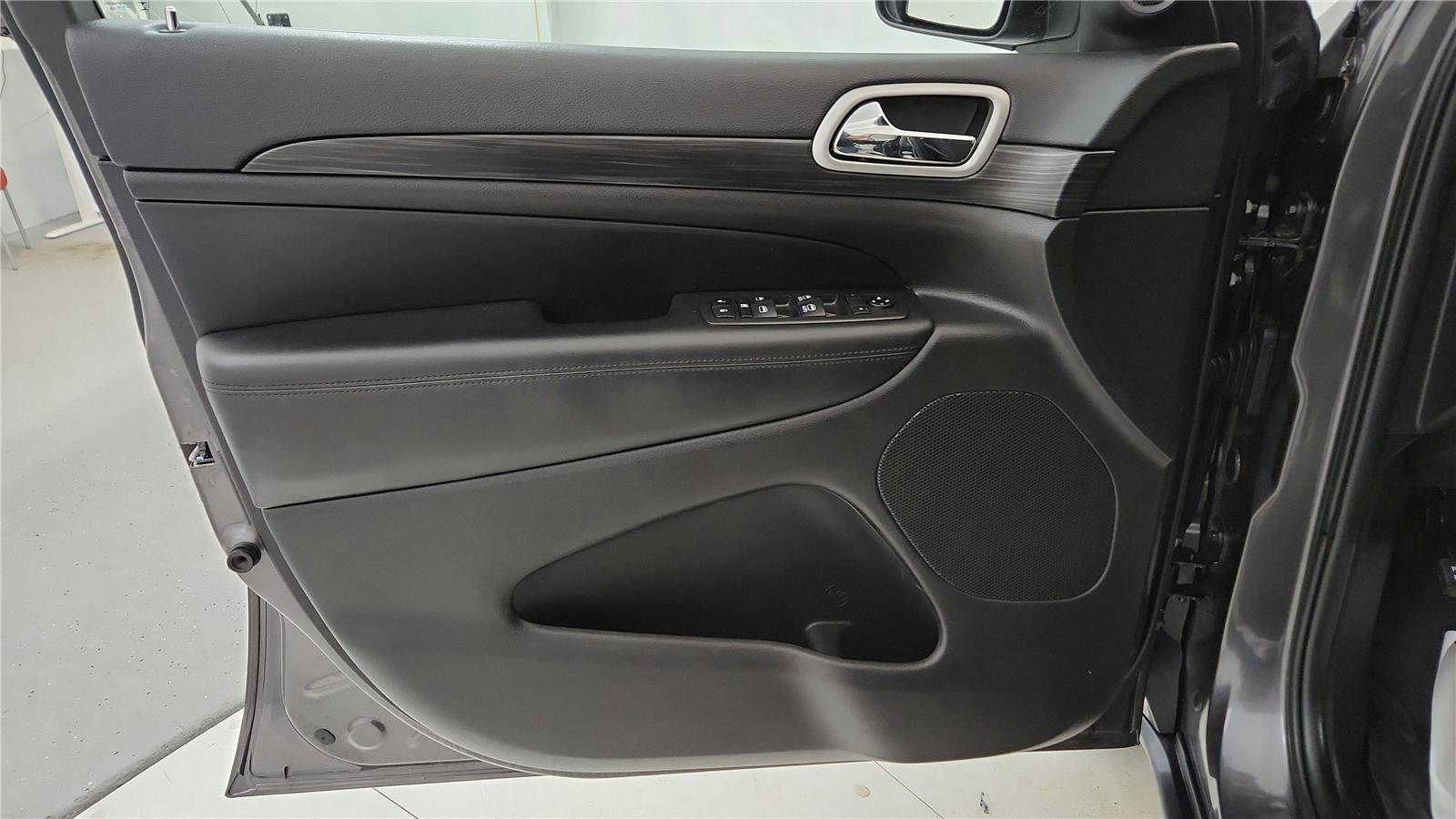 Used 2020 Jeep Grand Cherokee Laredo image 23