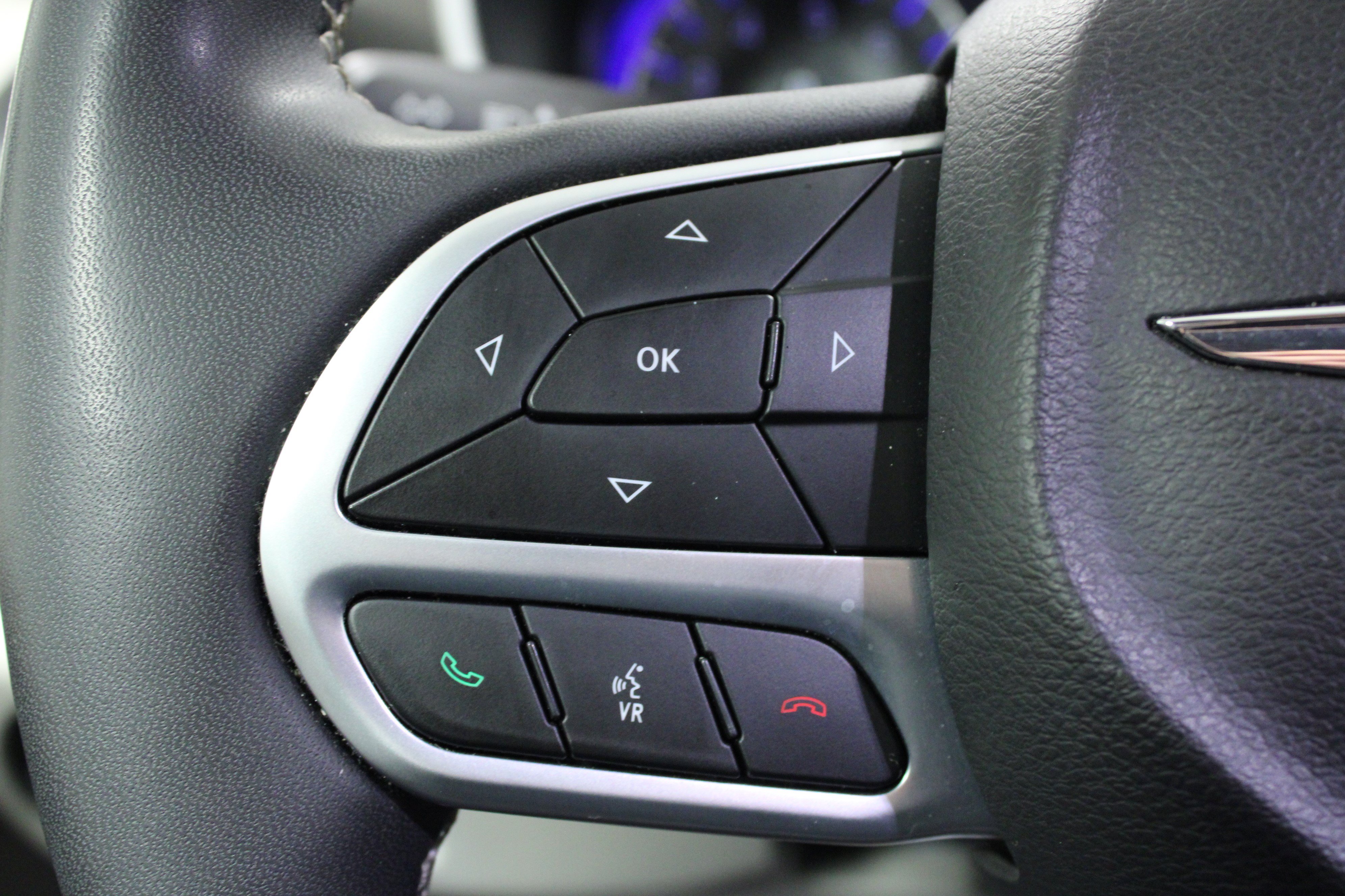 Used 2024 Chrysler Pacifica Touring-L FWD image 21