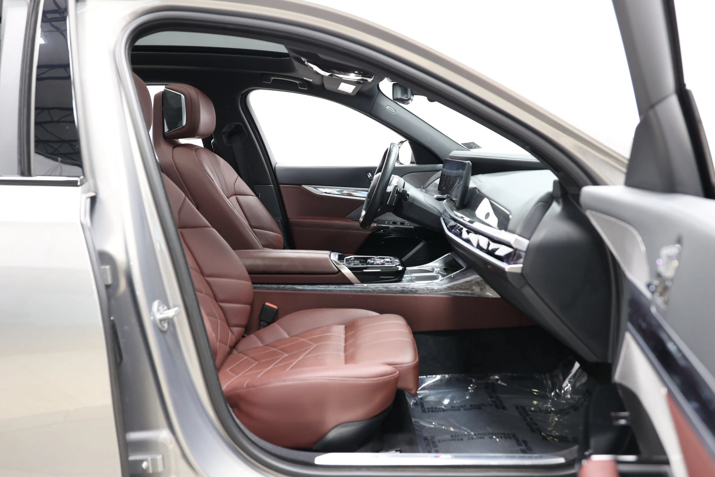Used 2023 BMW 740i w/ Parking Assistance Package RWD image 90