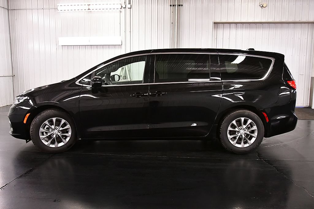Used 2026 Chrysler Pacifica Limited FWD image 4
