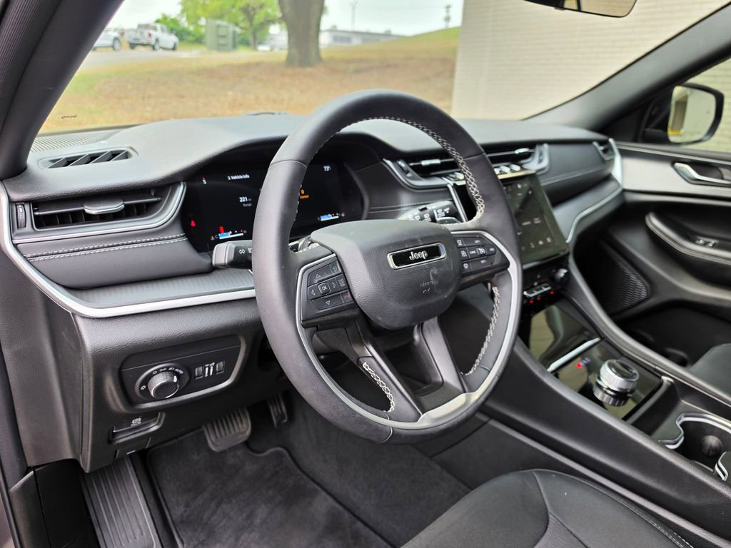Used 2025 Jeep Grand Cherokee Laredo w/ Luxury Tech Group I RWD image 24