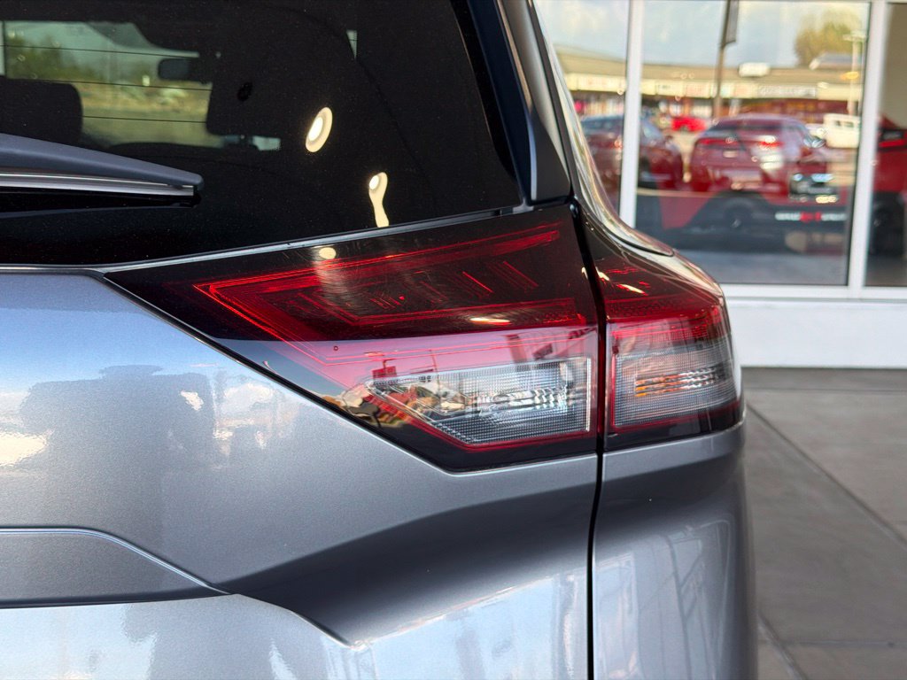 Used 2023 Nissan Rogue SV FWD image 13