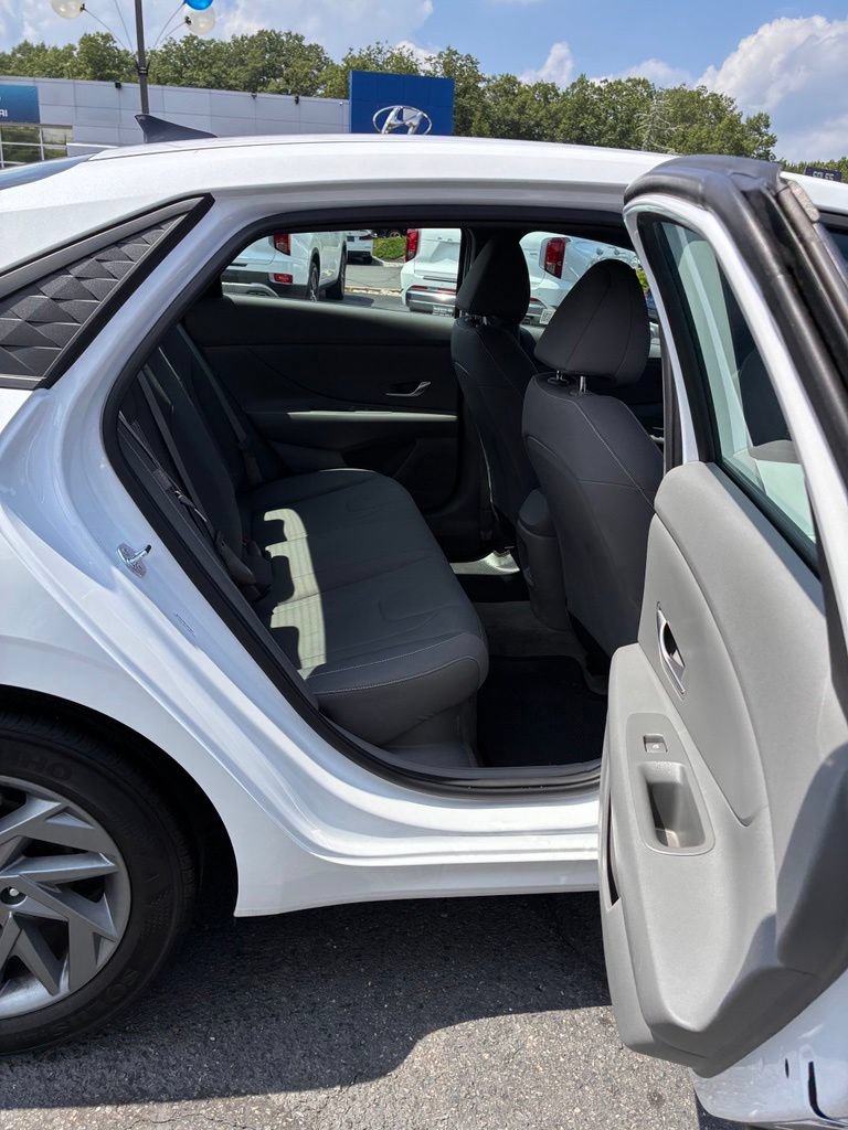 Used 2025 Hyundai Elantra Hybrid FWD image 19