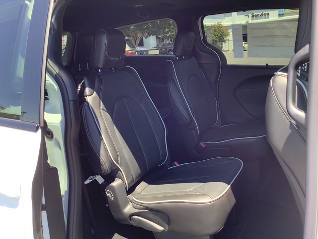 New 2027 Chrysler Pacifica Limited FWD image 33