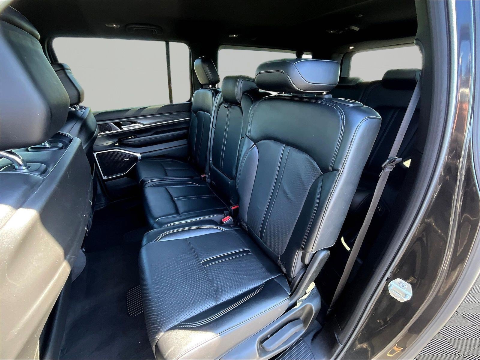 Used 2024 Jeep Wagoneer L Series II w/ Flexible Seating Group AWD/4WD image 22