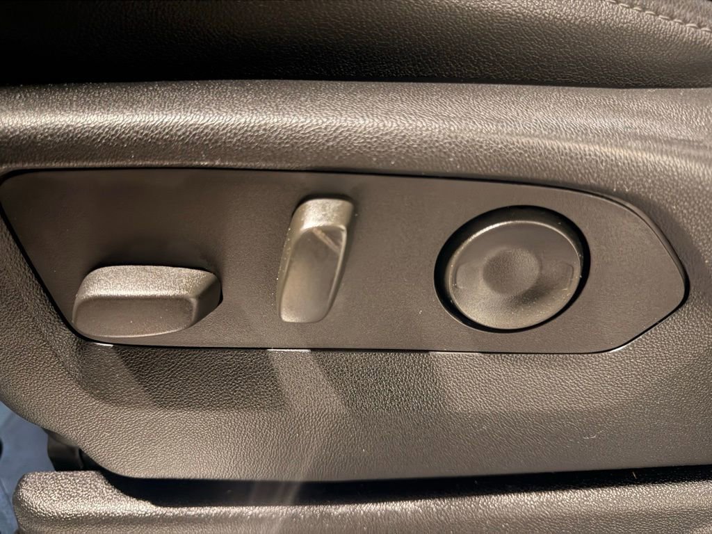 Used 2022 Chevrolet Suburban LT w/ Luxury Package image 15