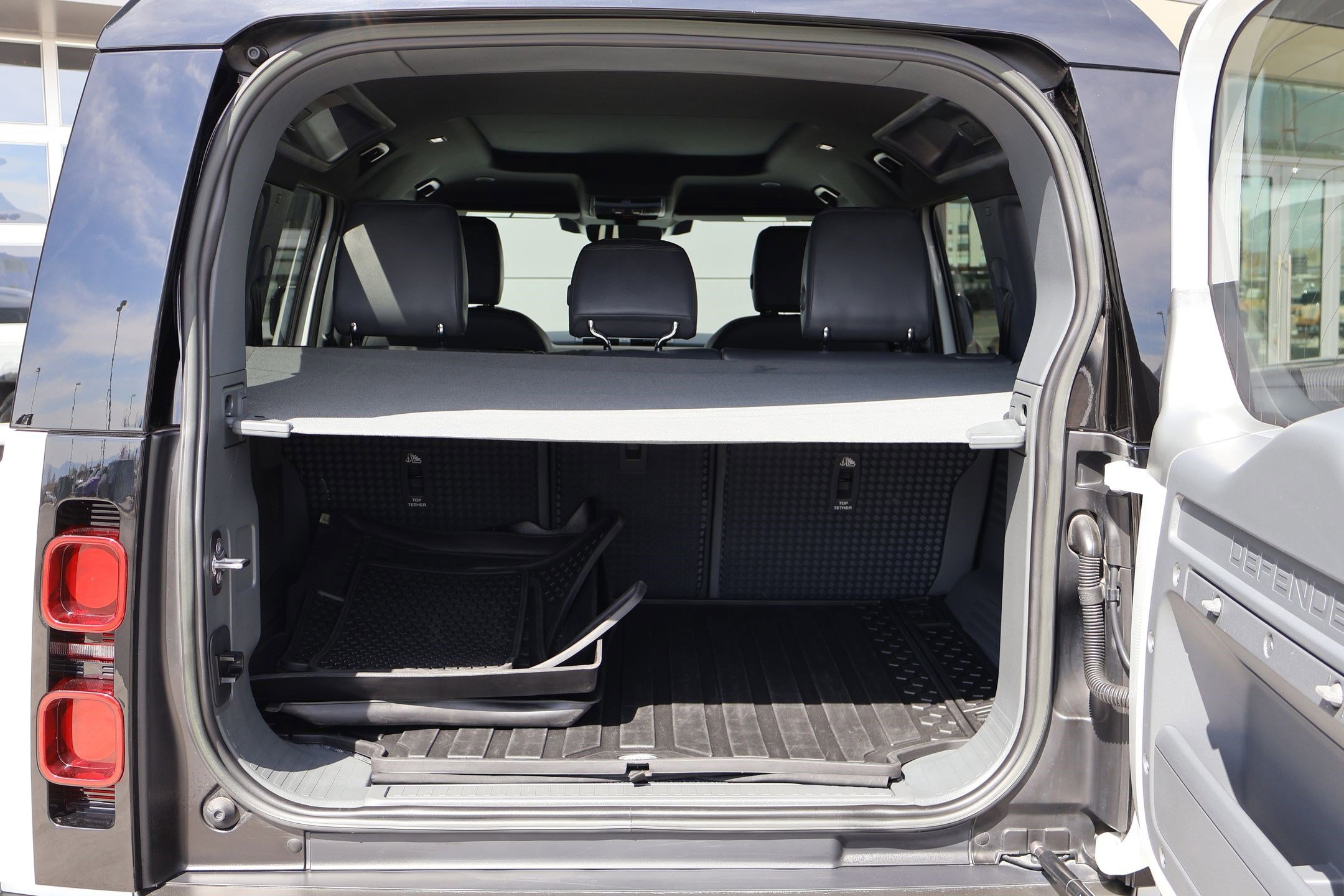 Certified 2023 Land Rover Defender 110 X-Dynamic SE image 27