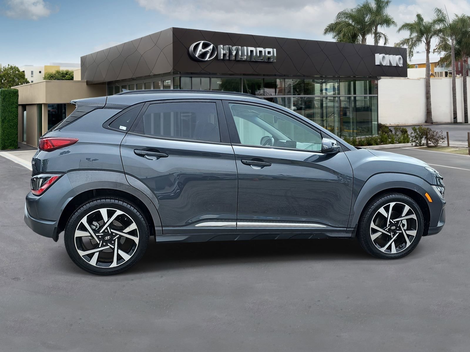 Used 2022 Hyundai Kona Limited FWD image 2