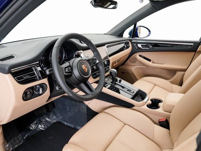 Certified 2025 Porsche Macan image 4