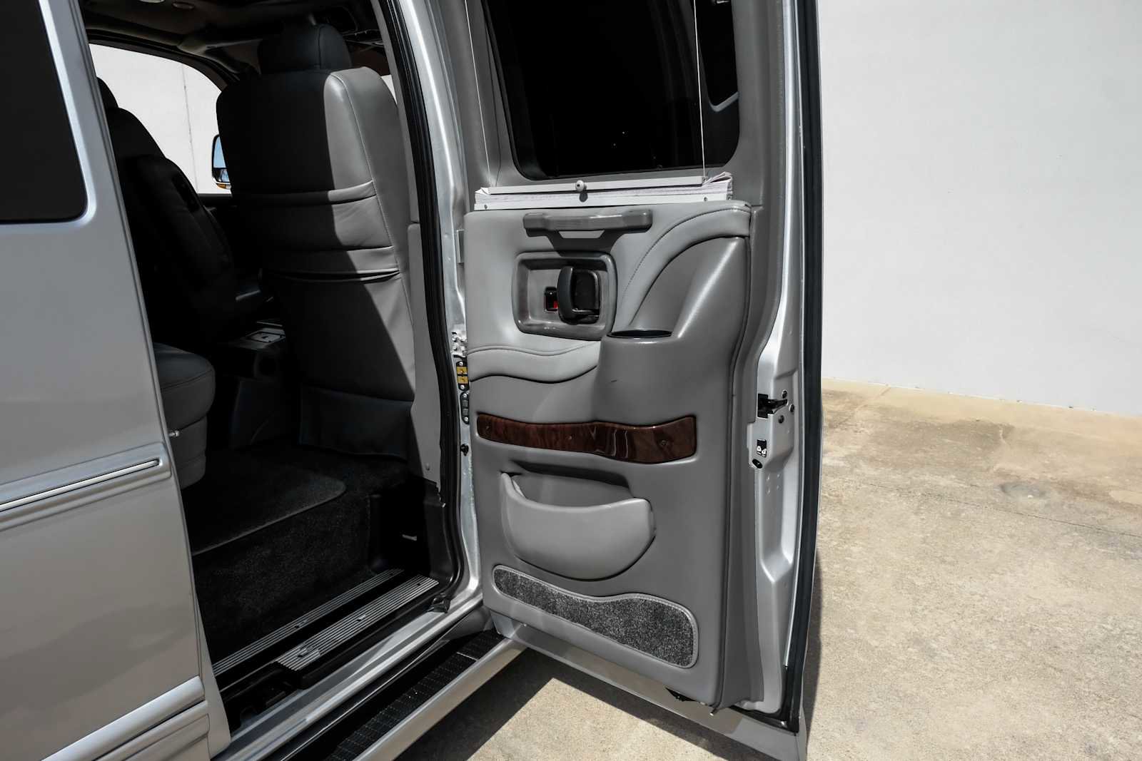 Used 2011 Chevrolet Express 1500 image 51