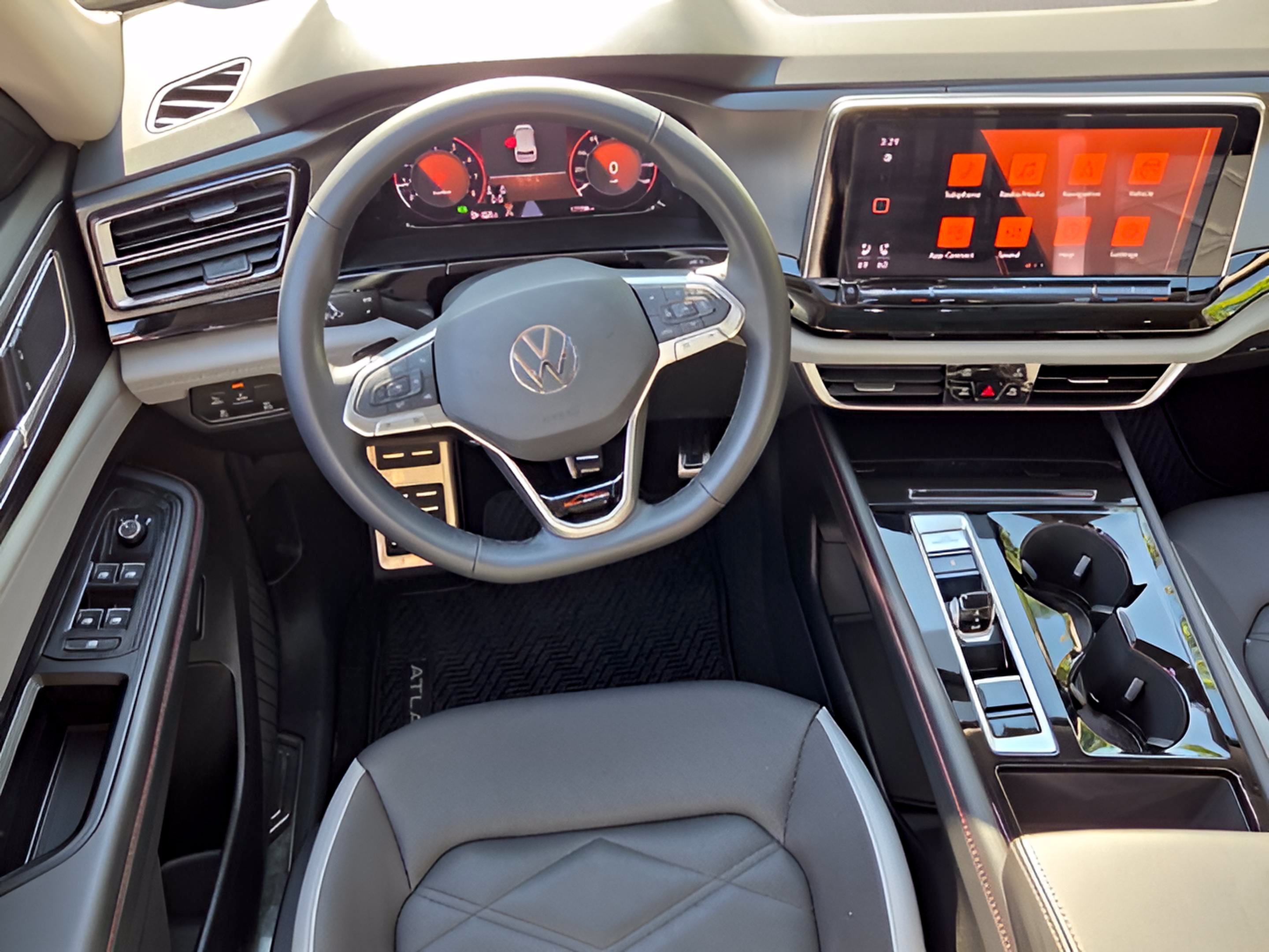 Used 2025 Volkswagen Atlas Peak Edition SE AWD/4WD image 15