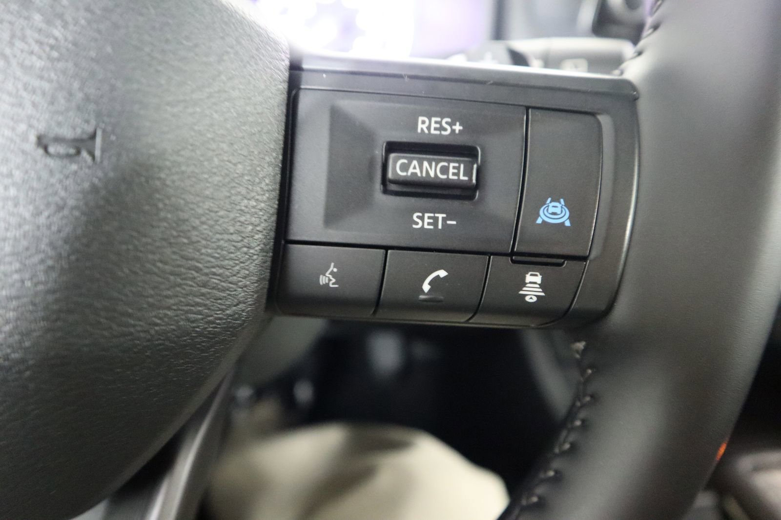 Used 2025 Nissan Rogue SV image 46