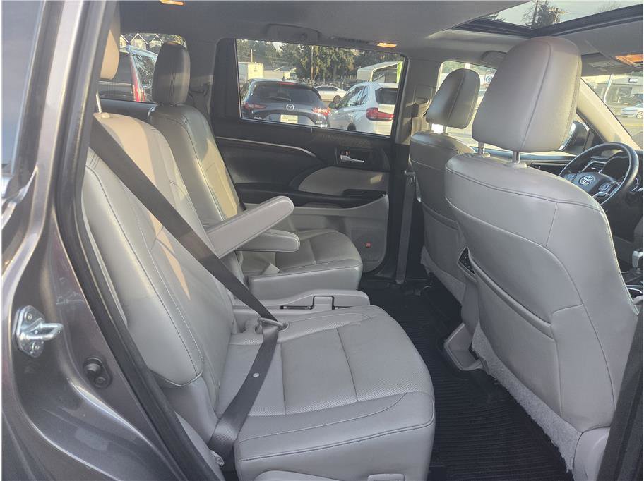 Used 2015 Toyota Highlander Limited w/ Driver Technology Package AWD/4WD image 27