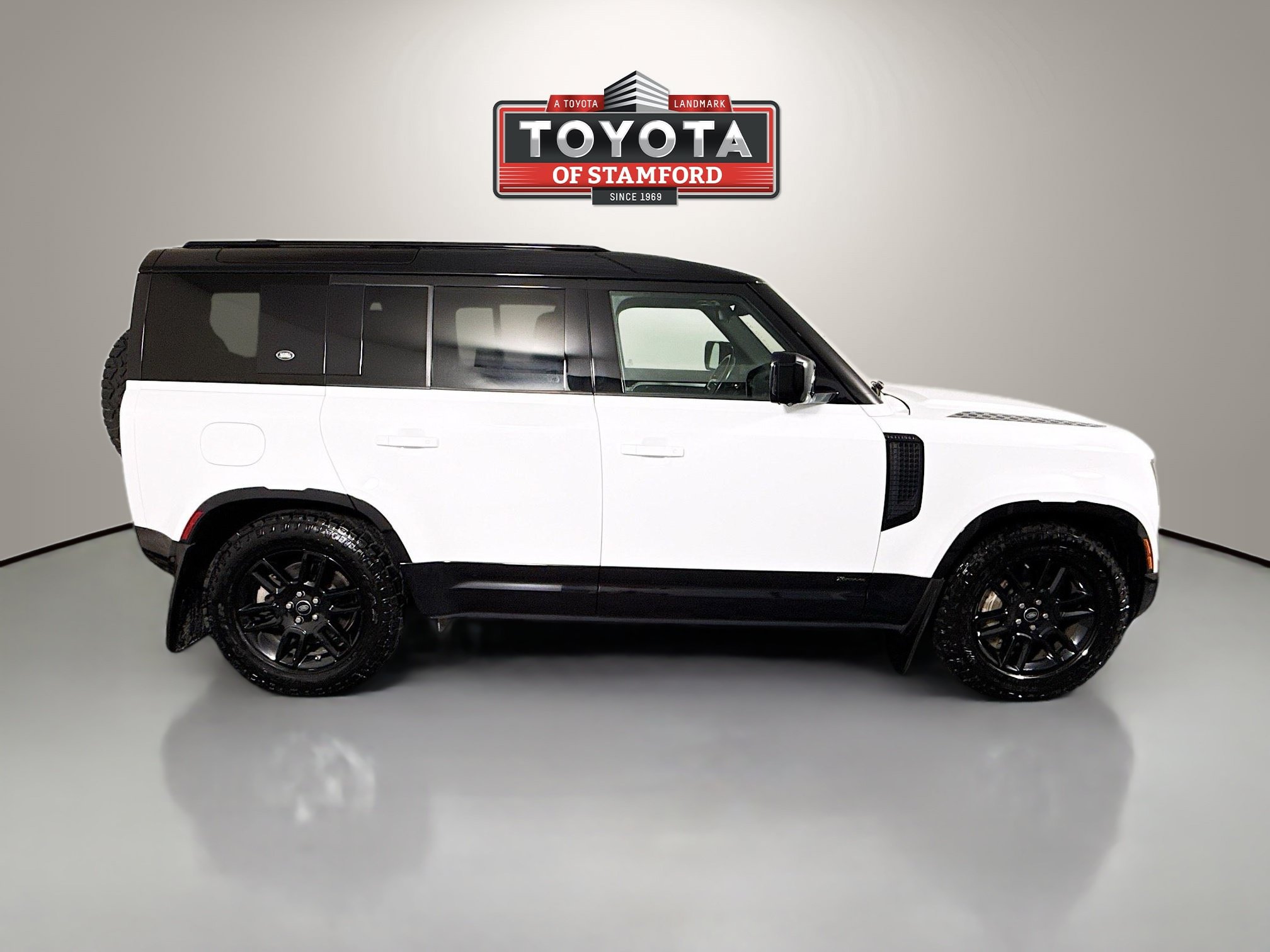 Used 2021 Land Rover Defender 110 X-Dynamic SE AWD/4WD image 8
