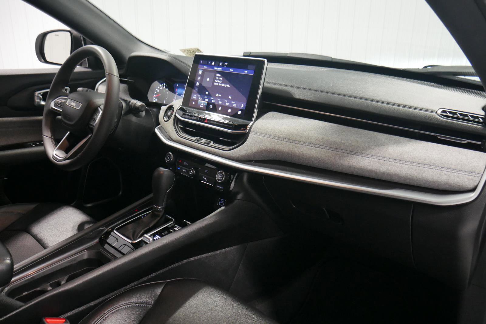 Used 2024 Jeep Compass Latitude image 15