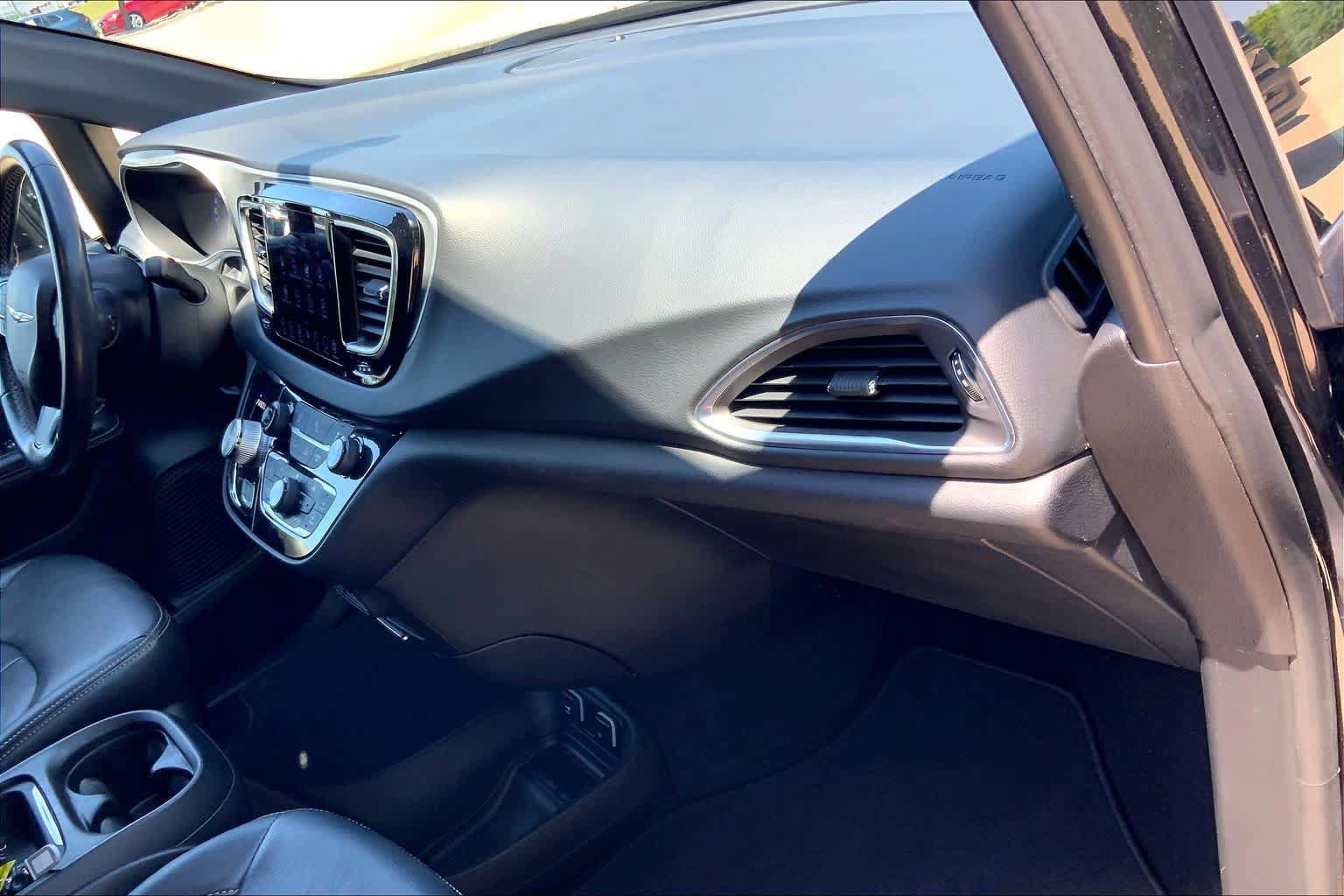 Used 2019 Chrysler Pacifica Touring Plus w/ S Appearance Package FWD image 18