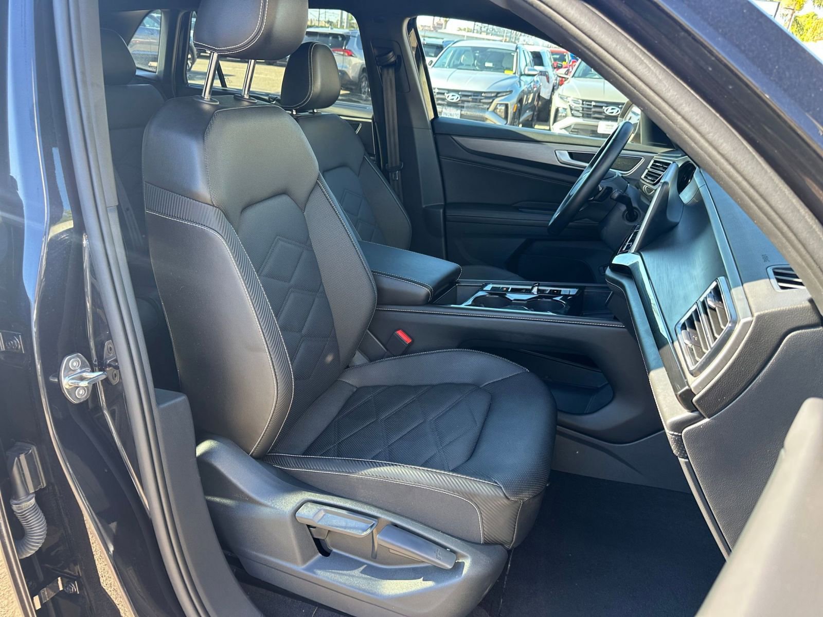 Used 2025 Volkswagen Atlas Cross Sport SE image 36