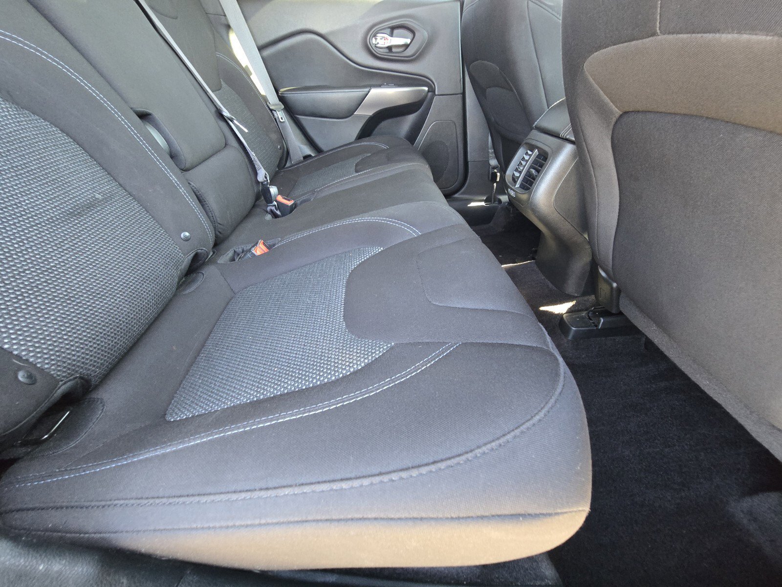 Used 2019 Jeep Cherokee Latitude w/ Popular Appearance Group FWD image 14