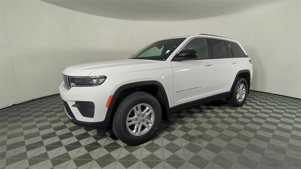 New 2025 Jeep Grand Cherokee Laredo w/ MOPAR Finishing Package image 8