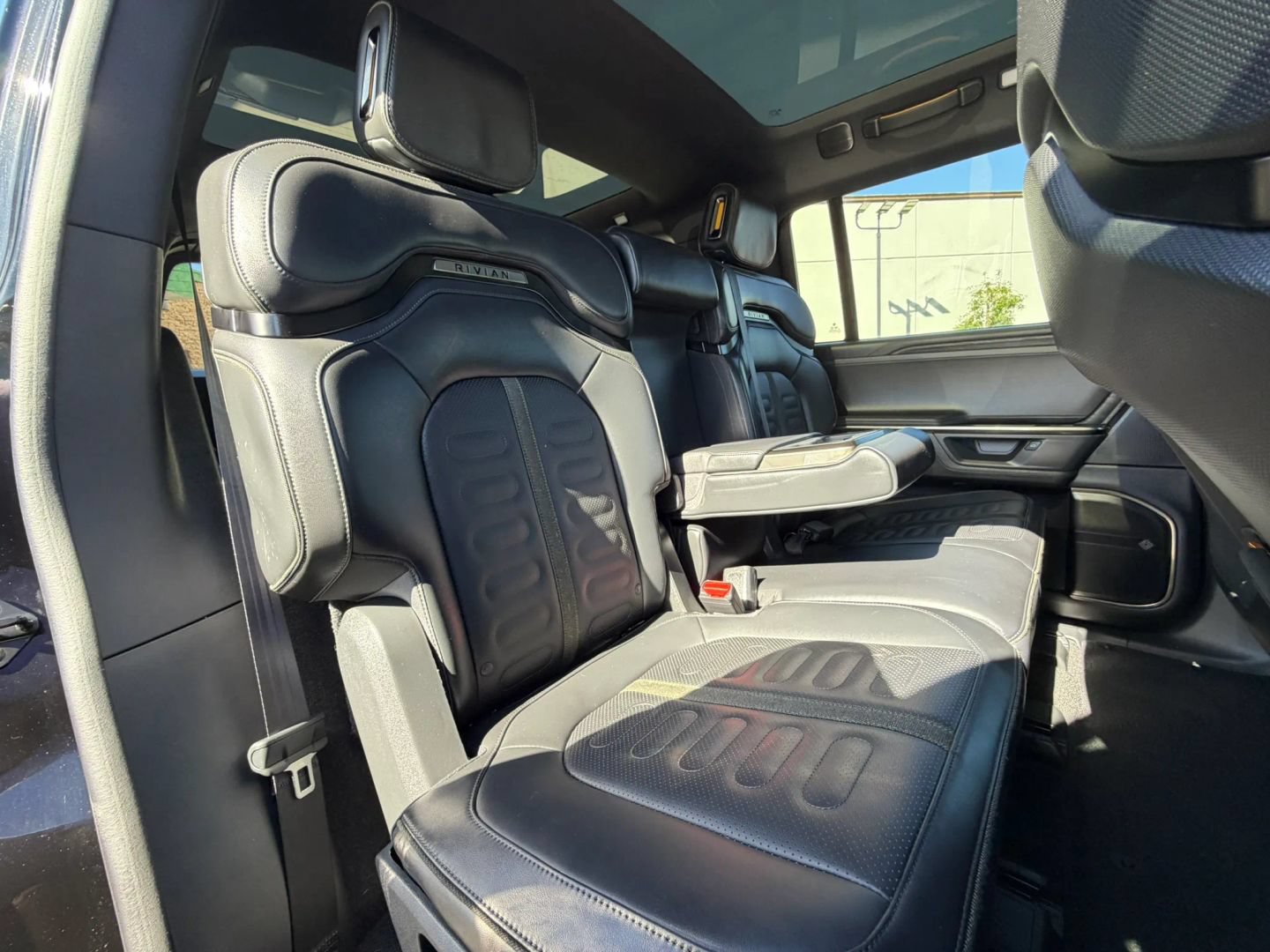 Used 2025 Rivian R1S Adventure Dual AWD/4WD image 35