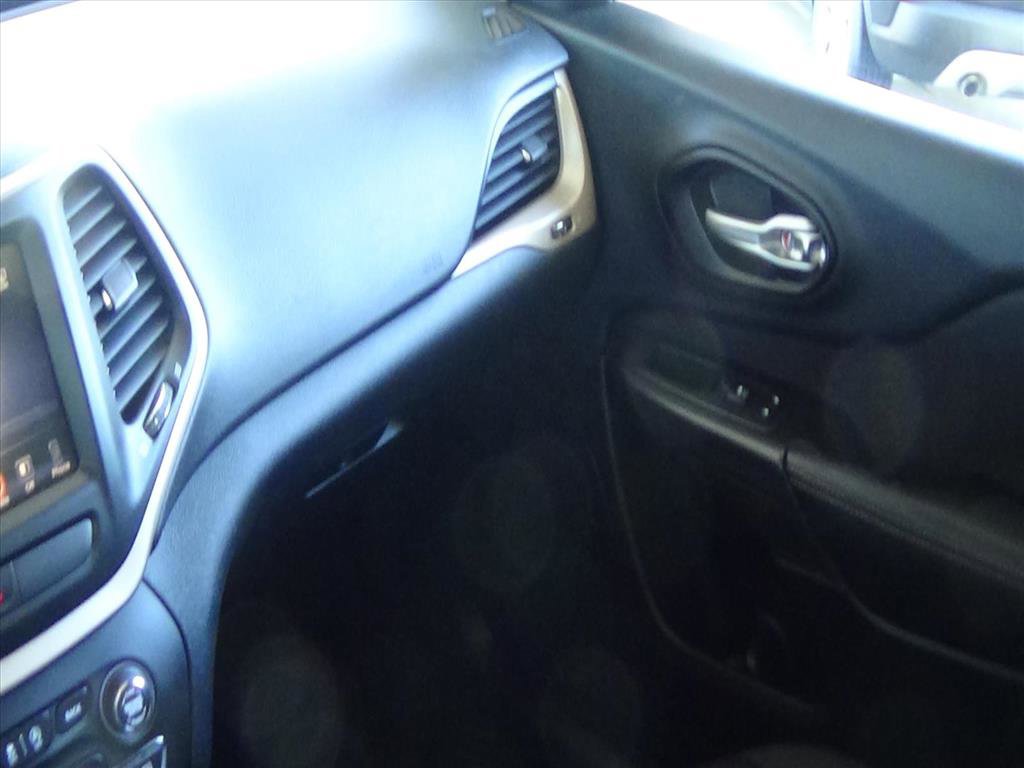 Used 2015 Jeep Cherokee Latitude w/ Comfort/Convenience Group image 26