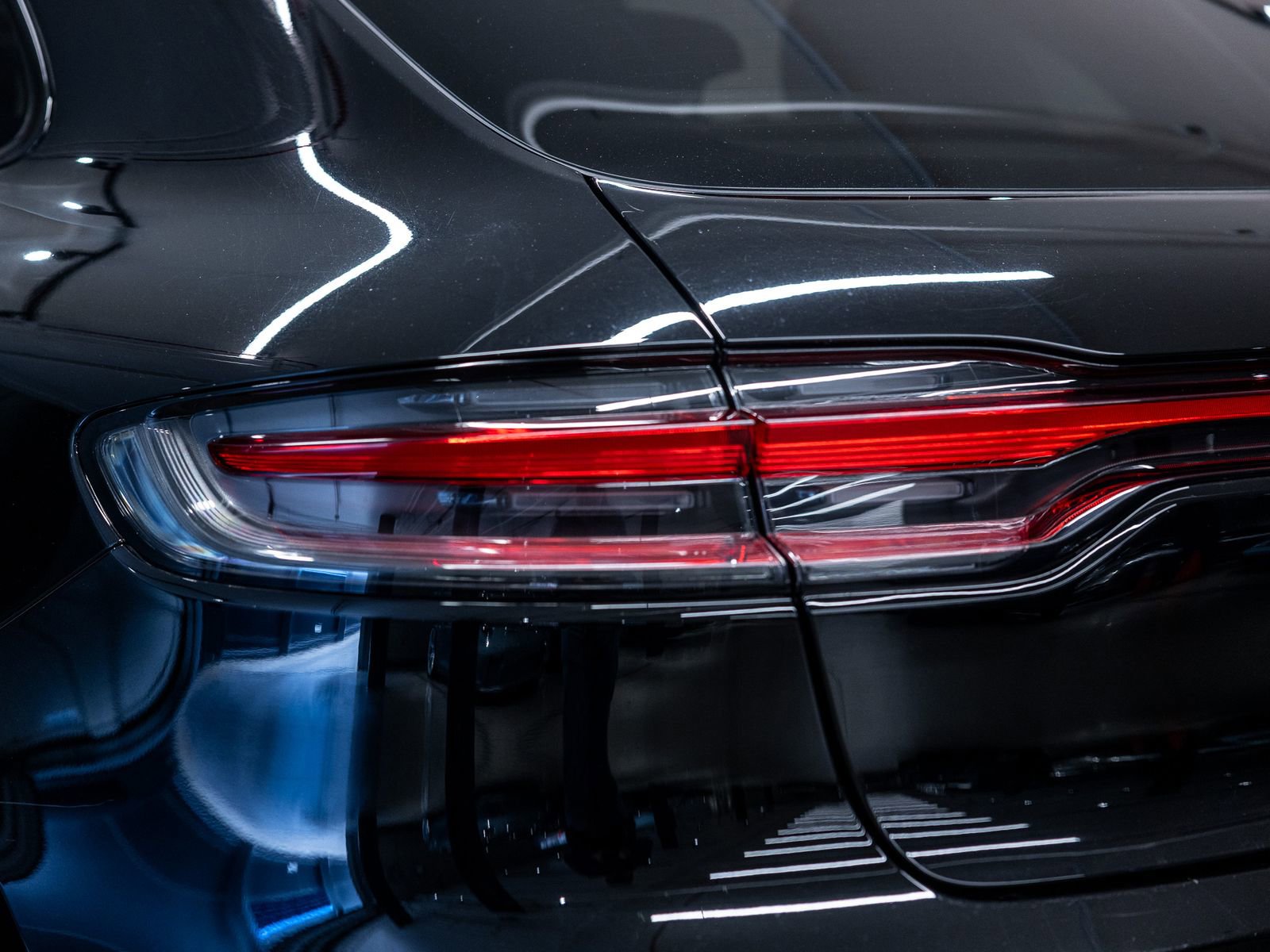 Certified 2025 Porsche Macan AWD/4WD image 24