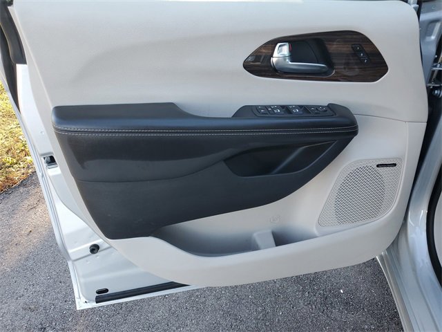 Used 2024 Chrysler Pacifica Limited w/ Uconnect Theater Family Group image 8