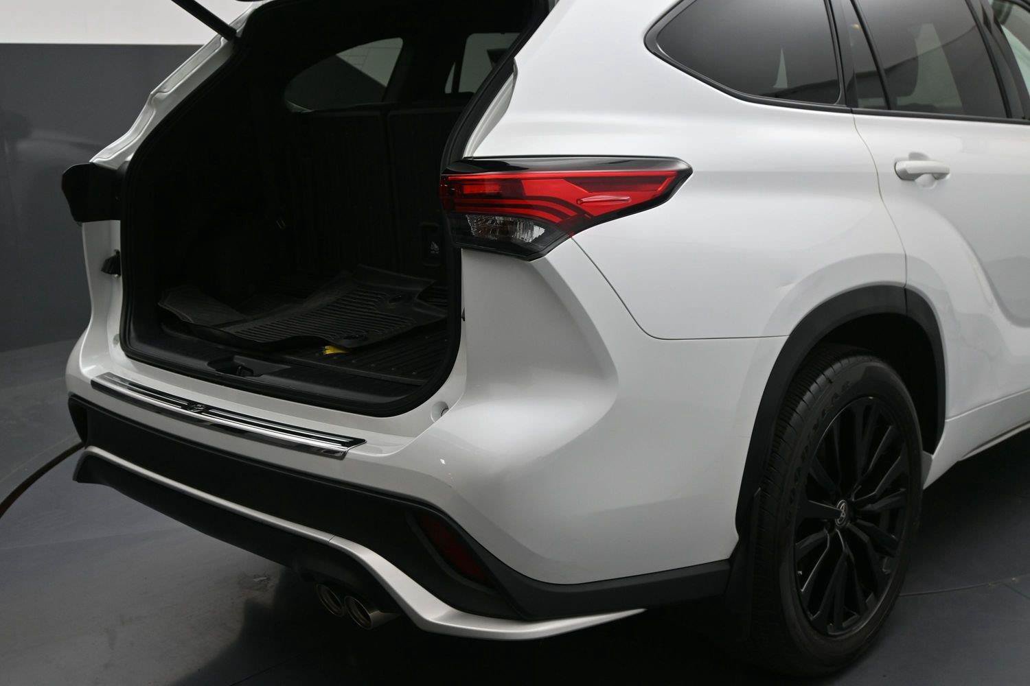 Used 2023 Toyota Highlander XSE AWD/4WD image 16