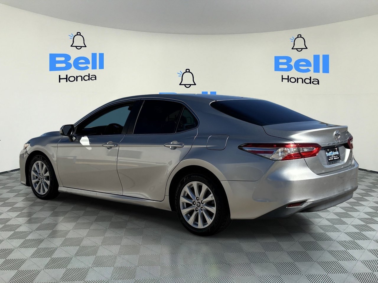 Used 2018 Toyota Camry LE FWD image 3