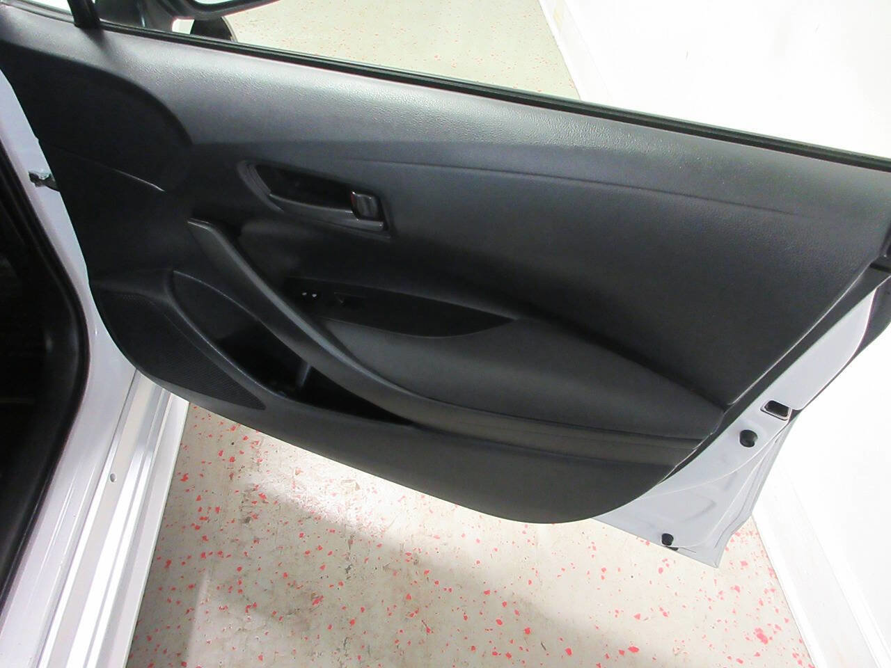 Used 2022 Toyota Corolla LE FWD image 30