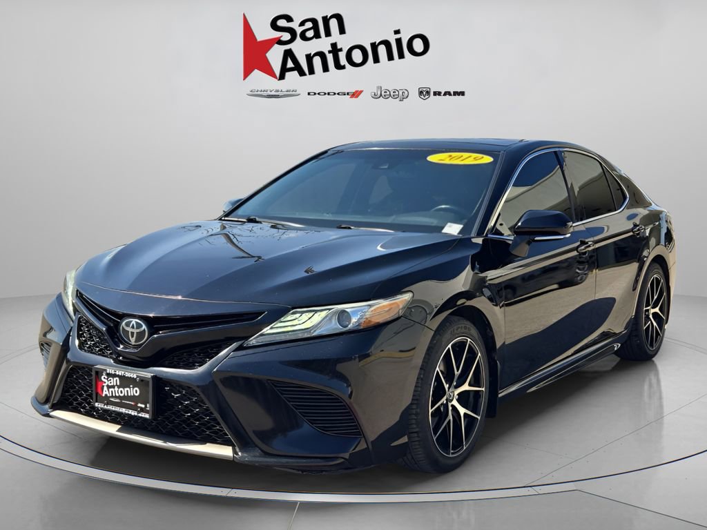 Used 2019 Toyota Camry XSE image 4