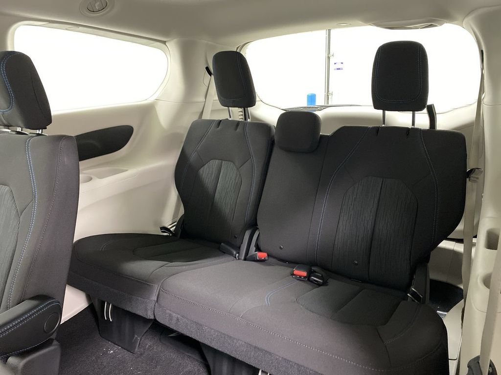Used 2021 Chrysler Pacifica Touring w/ Uconnect Theater Family Group FWD image 21