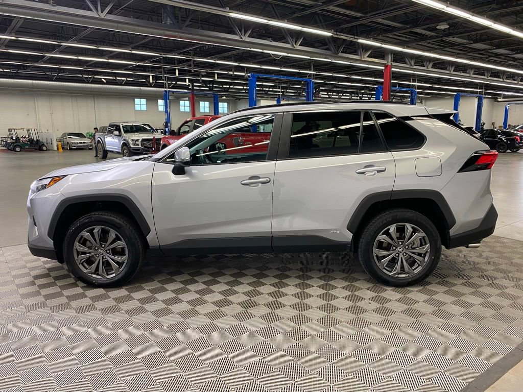 Used 2022 Toyota RAV4 XLE Premium image 5
