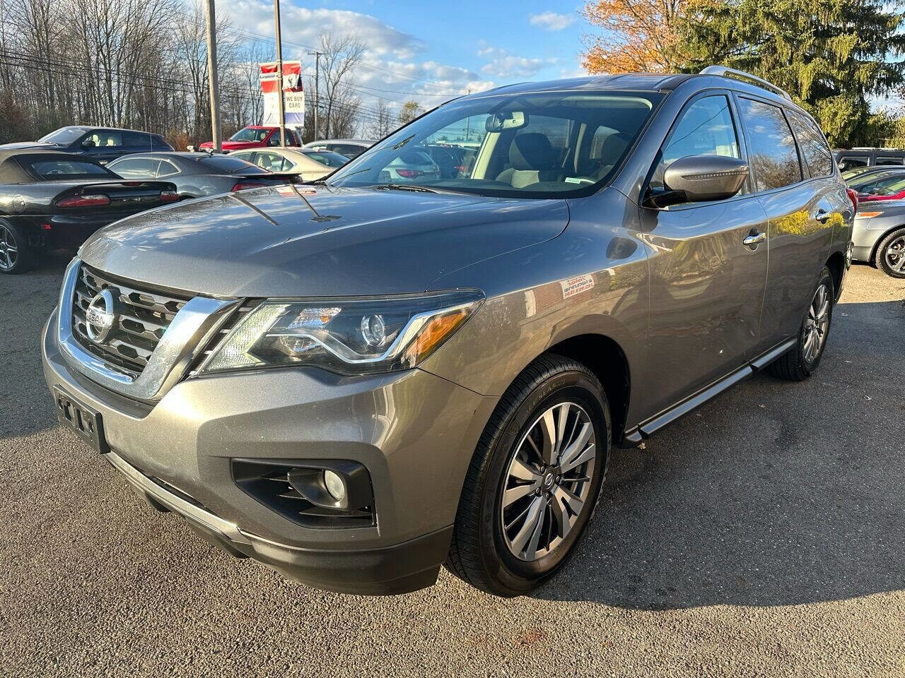 Used 2018 Nissan Pathfinder SV image 2