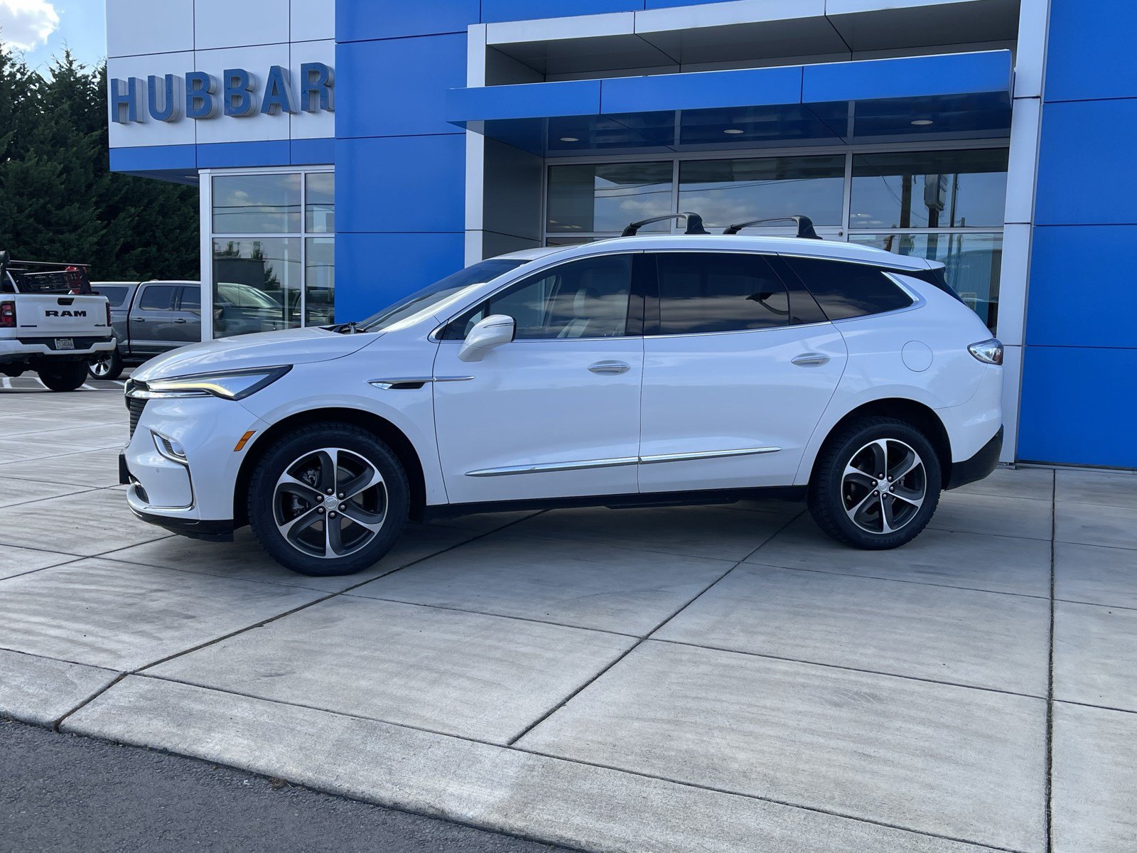 Used 2022 Buick Enclave Essence w/ Experience Buick Package AWD/4WD image 2
