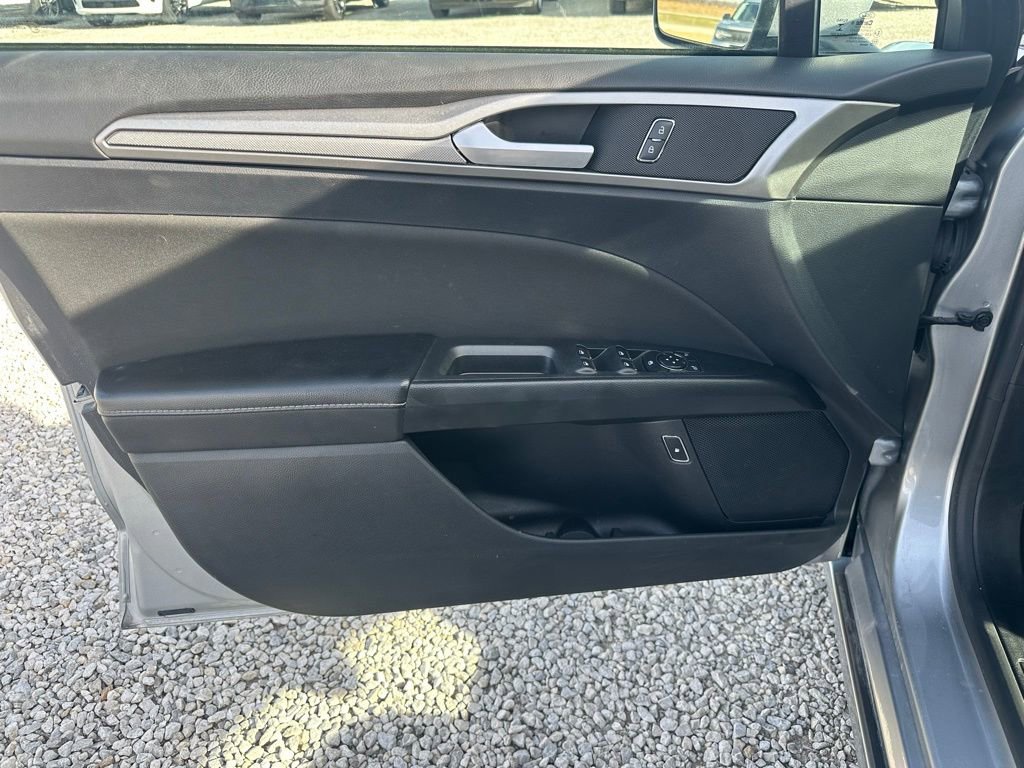 Used 2020 Ford Fusion SE image 9