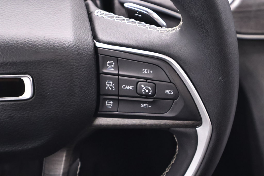 Used 2024 Jeep Grand Cherokee Limited AWD/4WD image 25
